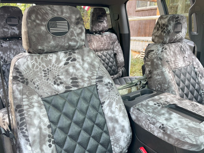 <b>
2022 Chevy Silverado 1500
</b>
<br>
Insert: Black Ostrich E01 Diamond (Sim. Leather)
</br> Trim: Kryptek Raid C72 (Canvas)
</br> Product: Camo - Gold Series | Covers and Camo