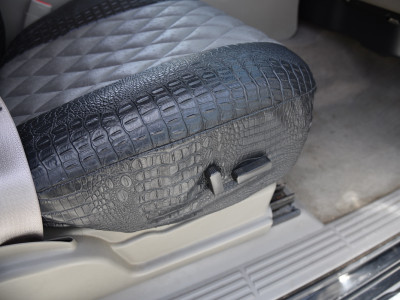 <b>
2006 Chevy Silverado 3500
</b>
<br>
Insert: Charcoal Ostrich E26 Diamond (Sim. Leather)
</br>Trim: Midnight Croc E43 (Sim. Leather)
</br>Product: Exotic - Gold Series | Covers and Camo